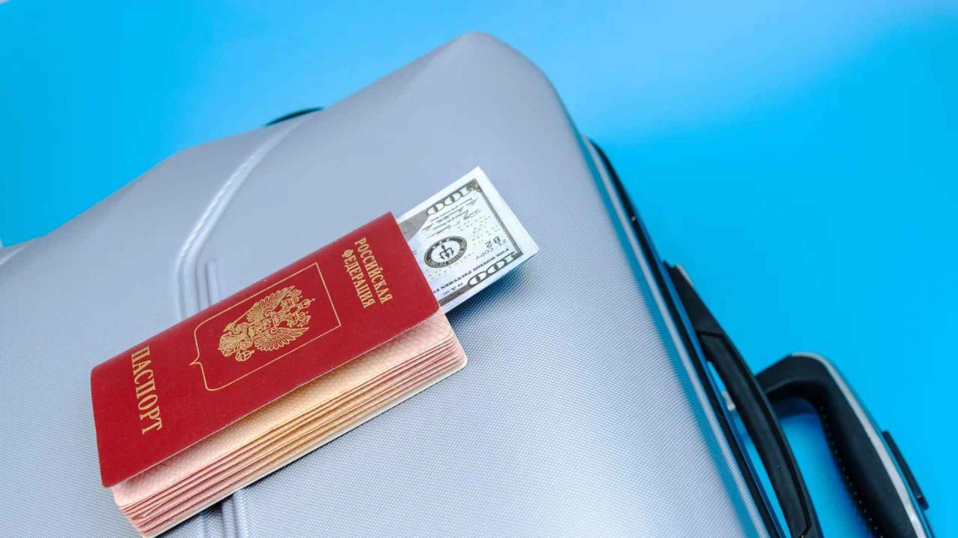 Россиянин за границей: как получить местную карту быстро