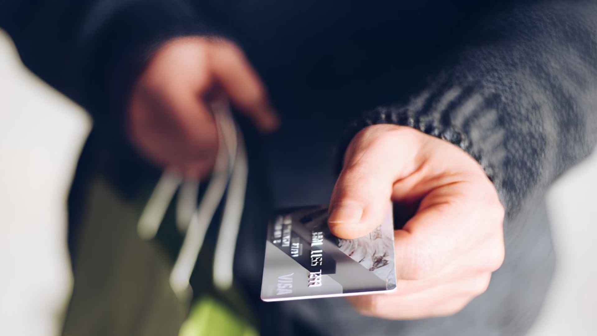 Дебетовые карты иностранных банков для россиян: как оформить и пользоваться